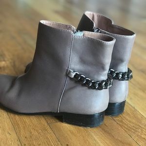 Leather taupe boots with chain